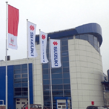 Уличная реклама на флагах у торгового центра