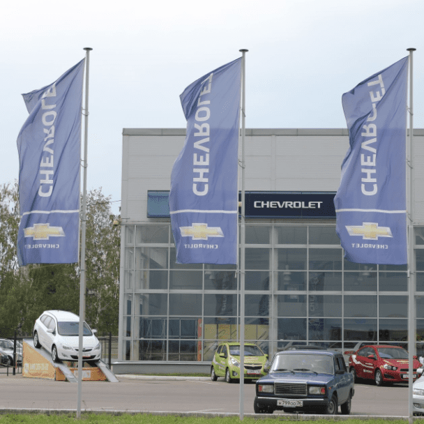 Реклама компании Chevrolet на г-образном флагштоке в Москве
