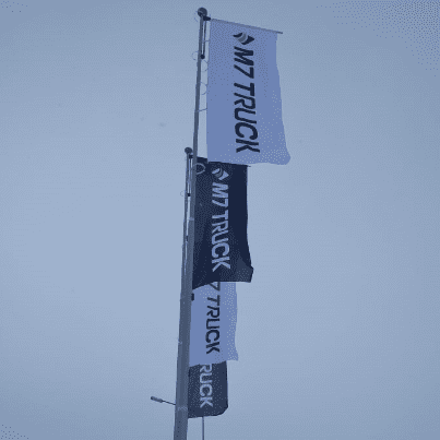 Реклама компании M7 Truck на г-образном флагштоке
