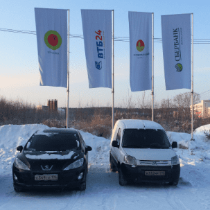 Реклама на г - образных флагштоках 