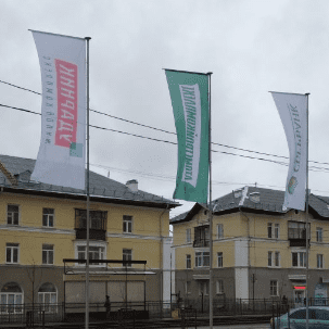 Реклама компаний на флагах под г-образные флгаштоки в центре города